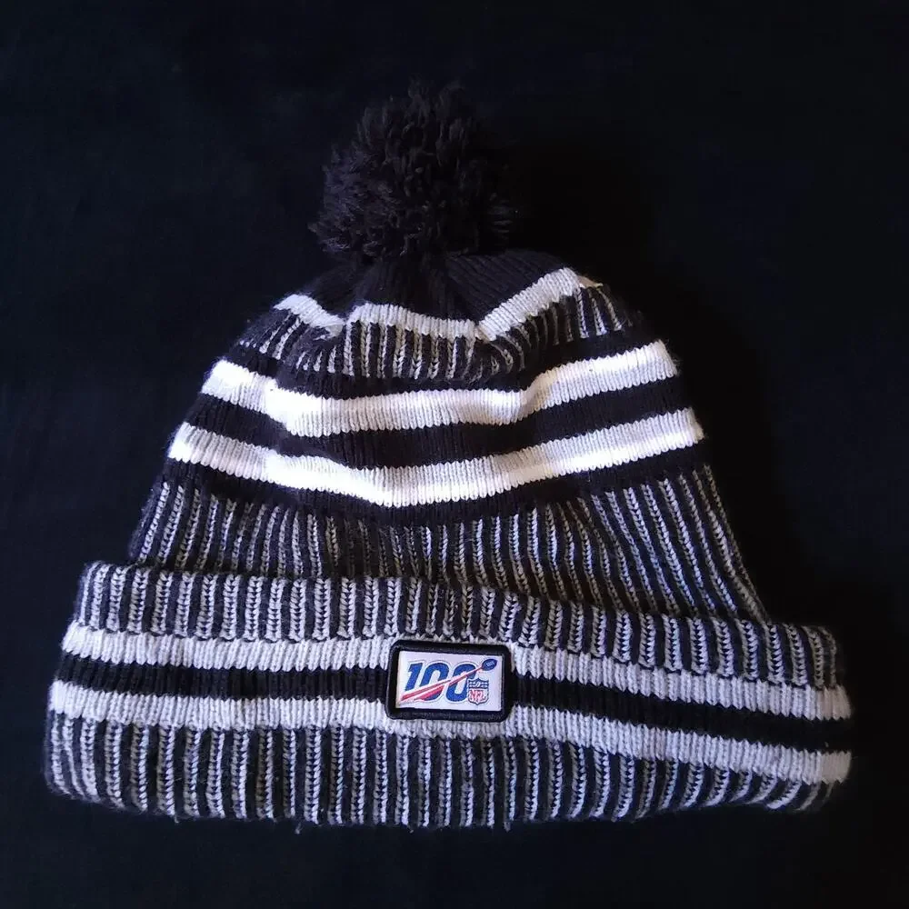 New Era NFL Las Vegas Raiders 2019 Sideline Sport Knit Beanie w/ Pom & Logo